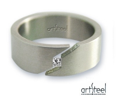 SORTIJA DE ACERO Y DIAMANTE TALLA PRINCESA